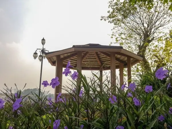 Jak ozdobić pawilon ogrodowy?