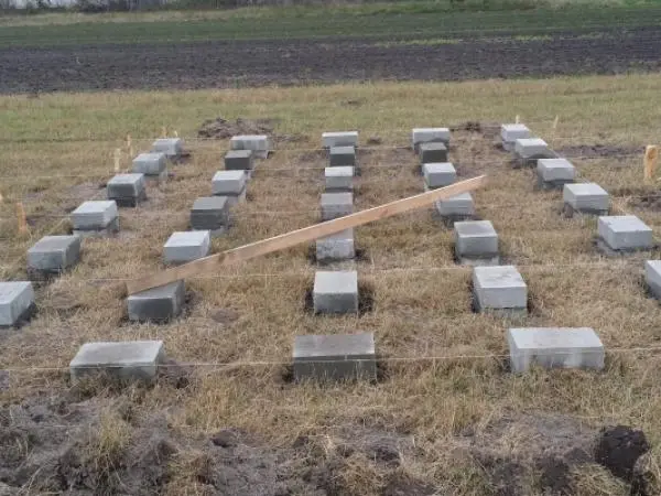 Jak wykonać fundament punktowy z betonitów?