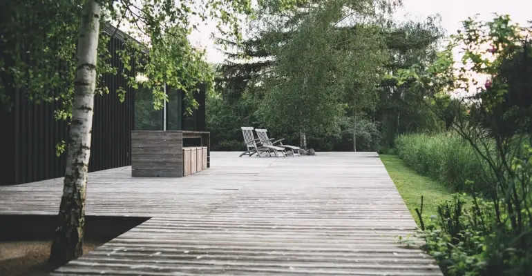 Jak urządzić drewniany taras?