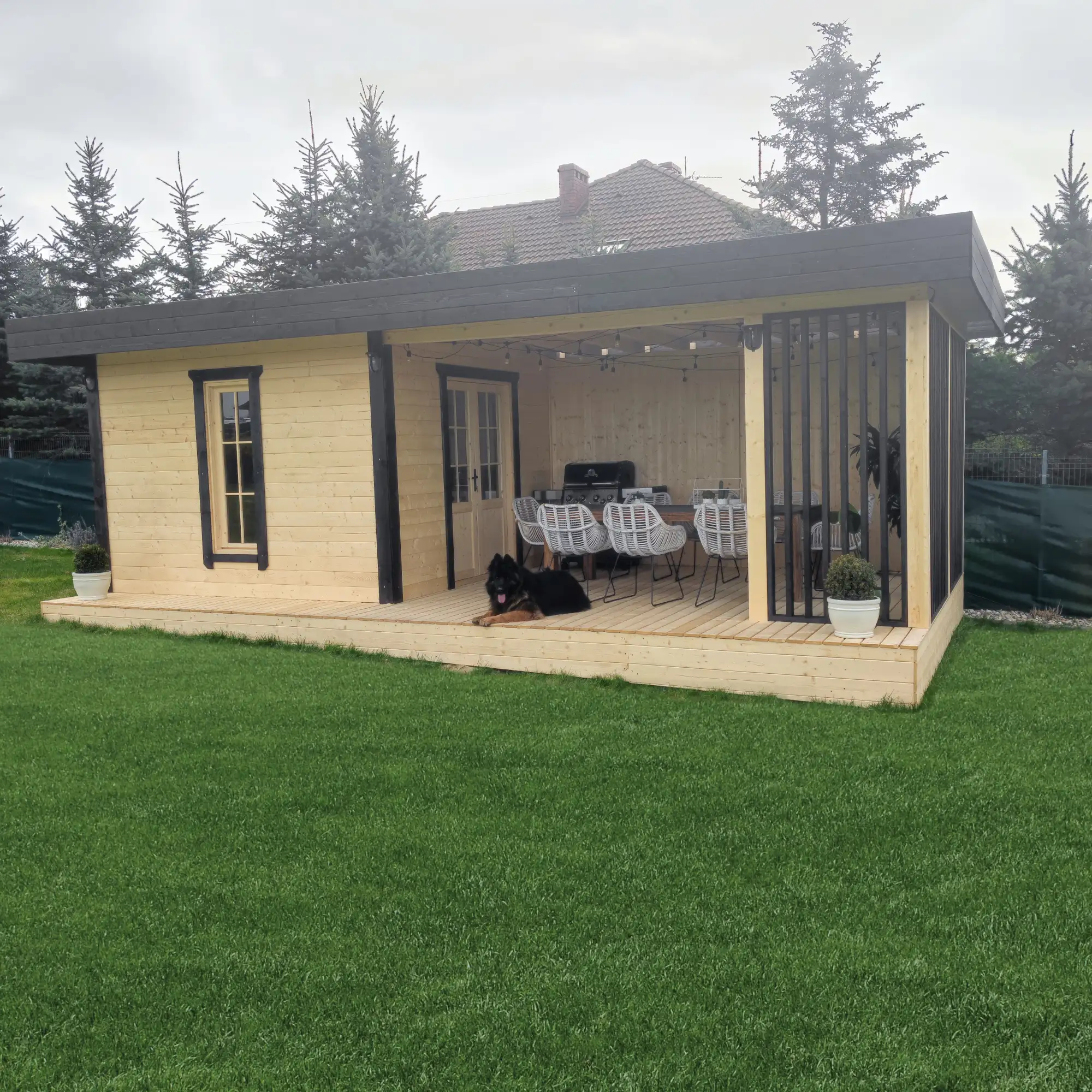 Domek narzędziowy Nataniel 8m x 3,5m z przestrzenią wypoczynkową