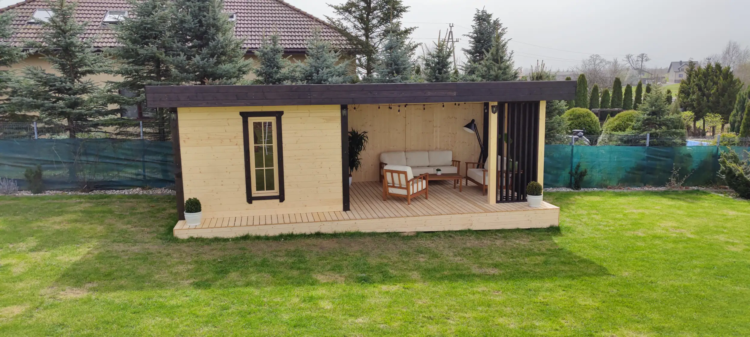 Domek narzędziowy Nataniel 8m x 3,5m z przestrzenią wypoczynkową