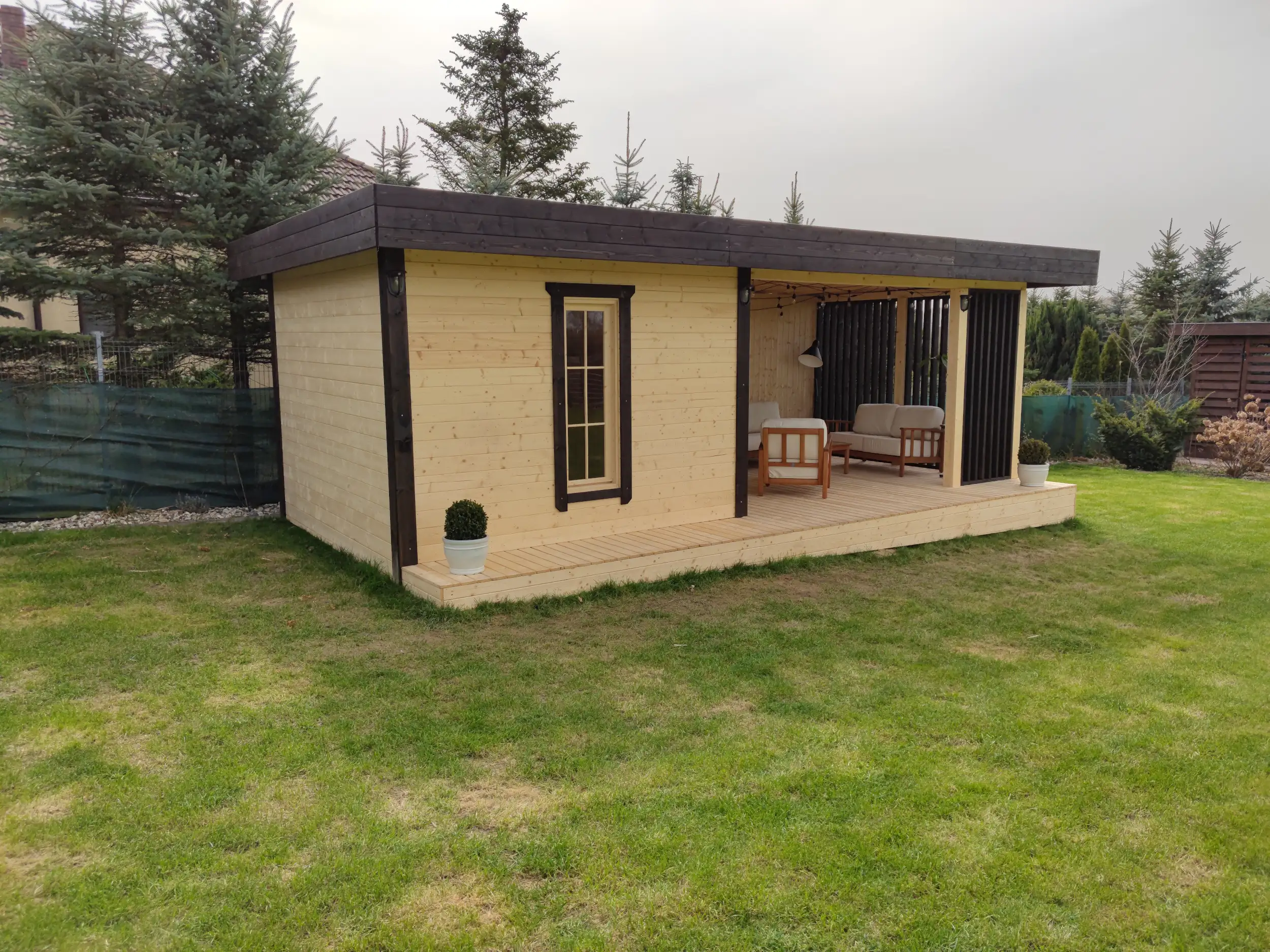 Domek narzędziowy Nataniel 8m x 3,5m z przestrzenią wypoczynkową