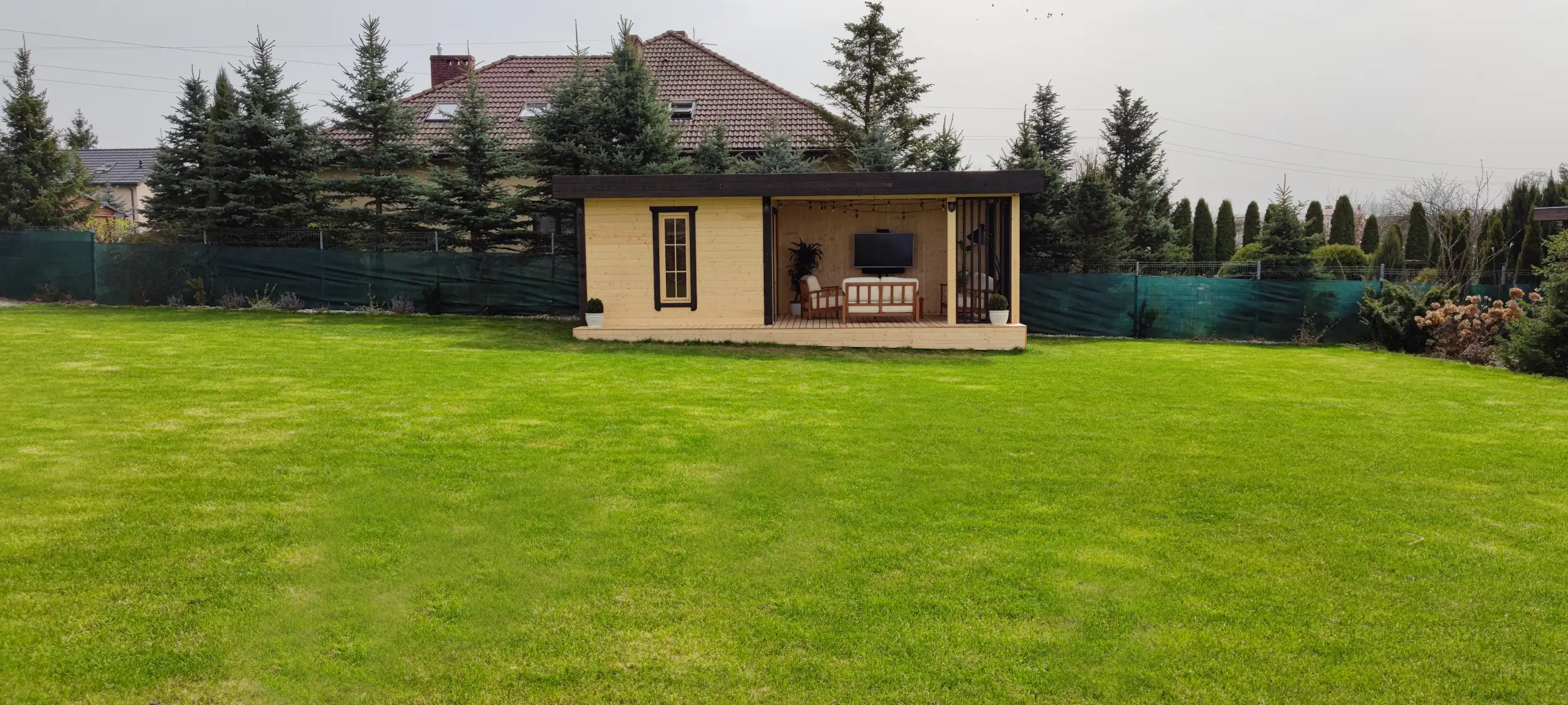 Domek narzędziowy Nataniel 8m x 3,5m z przestrzenią wypoczynkową