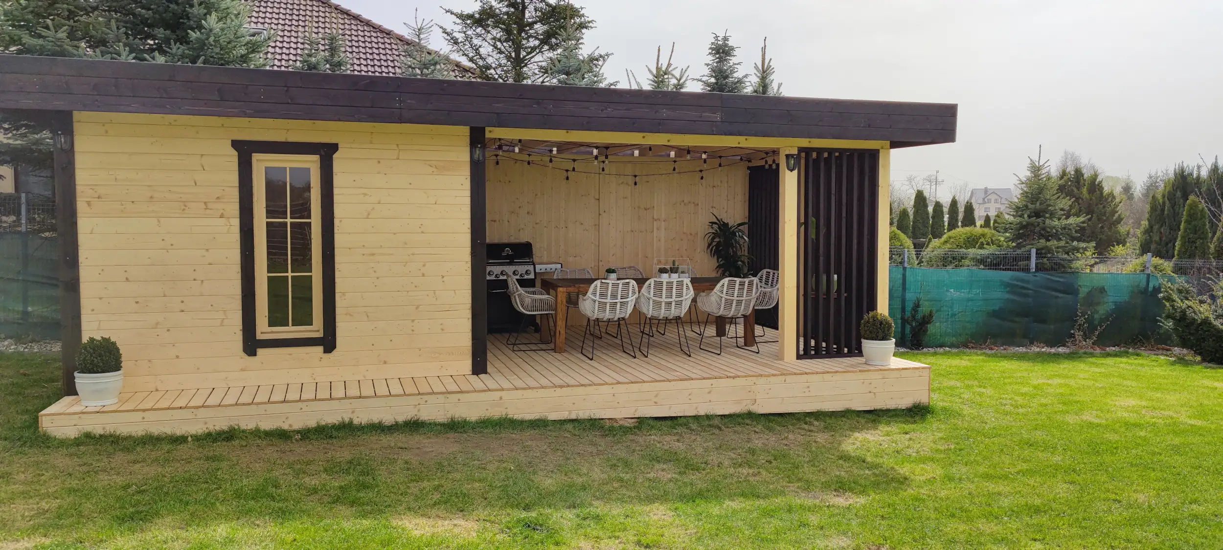 Domek narzędziowy Nataniel 8m x 3,5m z przestrzenią wypoczynkową