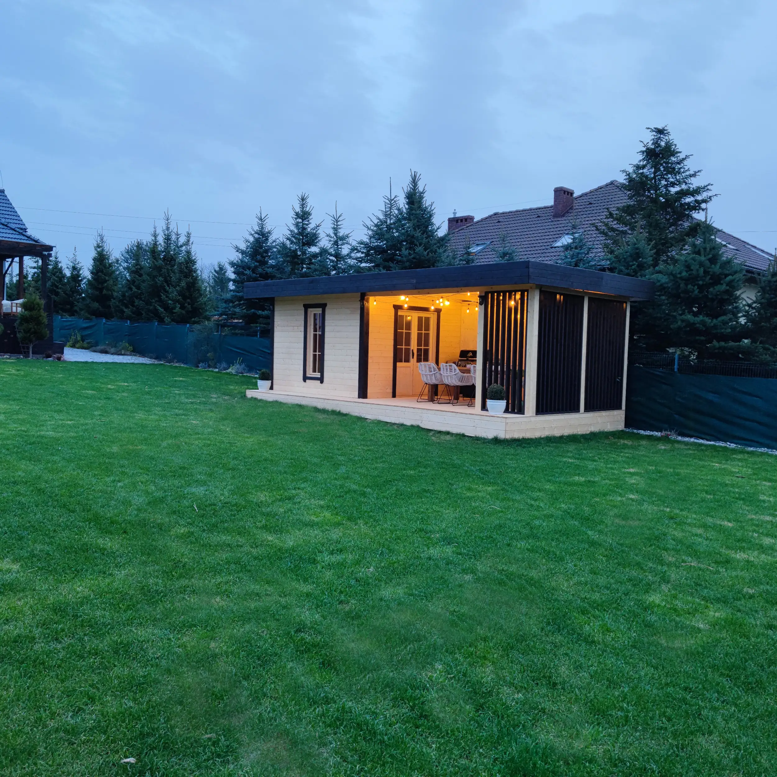 Domek narzędziowy Nataniel 8m x 3,5m z przestrzenią wypoczynkową