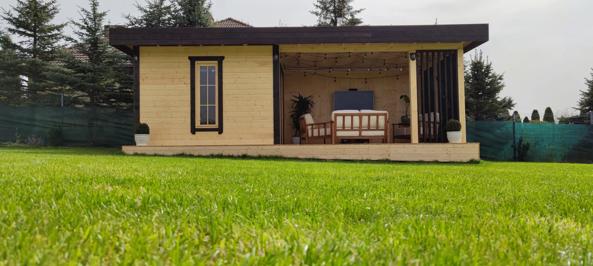 Domek narzędziowy Nataniel 8m x 3,5m z przestrzenią wypoczynkową