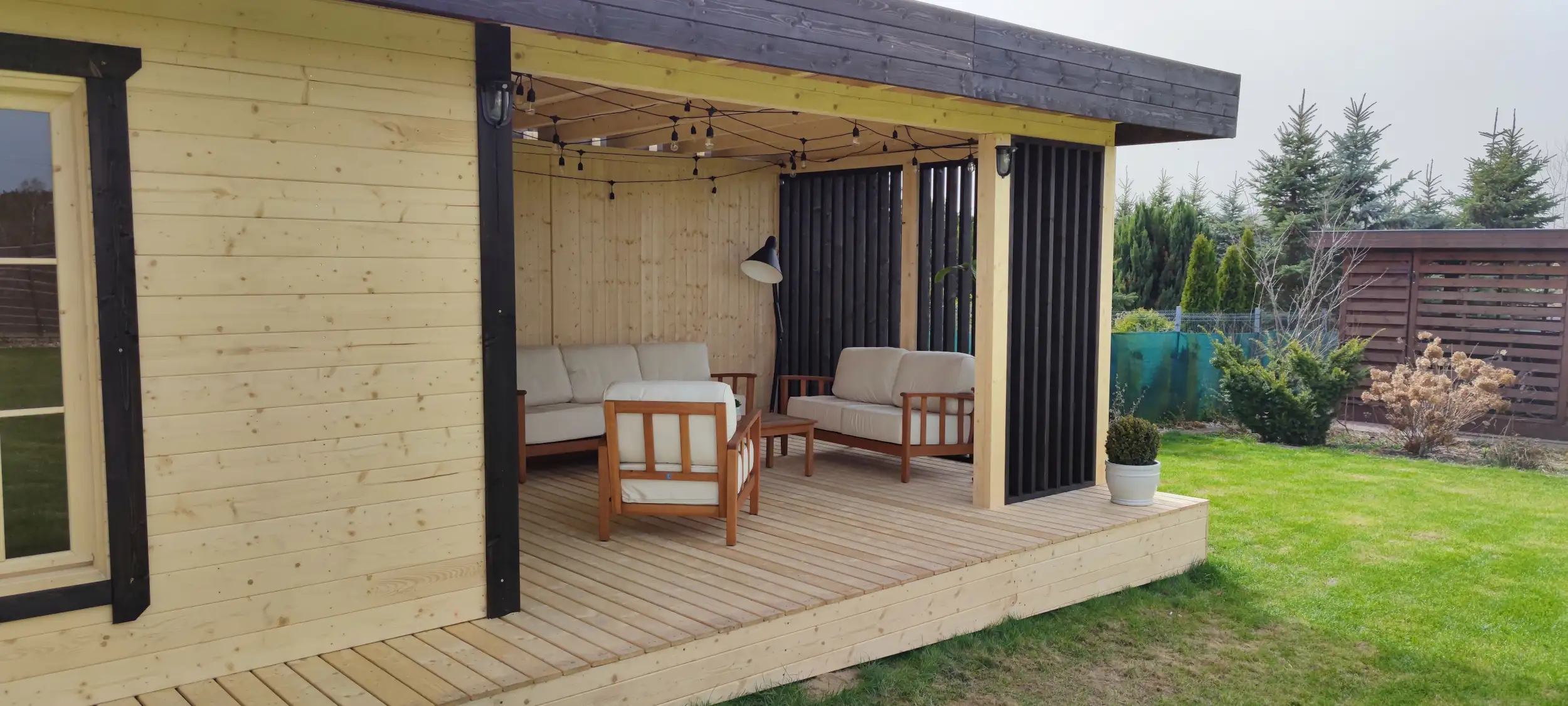 Domek narzędziowy Nataniel 8m x 3,5m z przestrzenią wypoczynkową