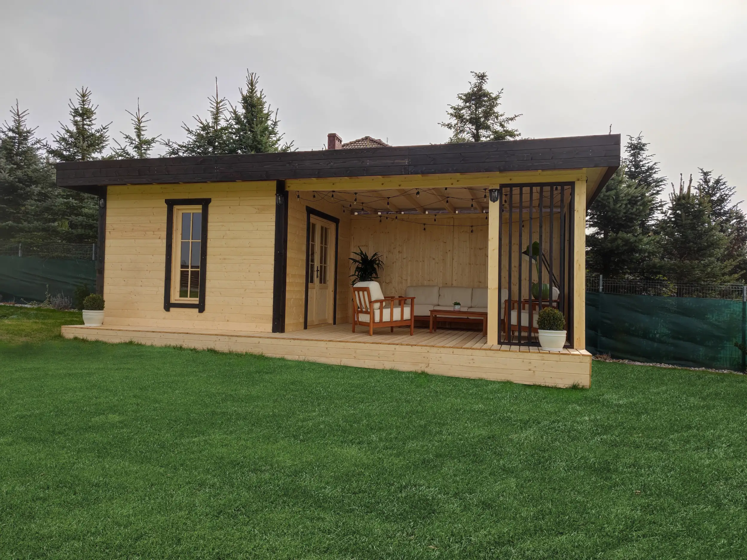 Domek narzędziowy Nataniel 8m x 3,5m z przestrzenią wypoczynkową