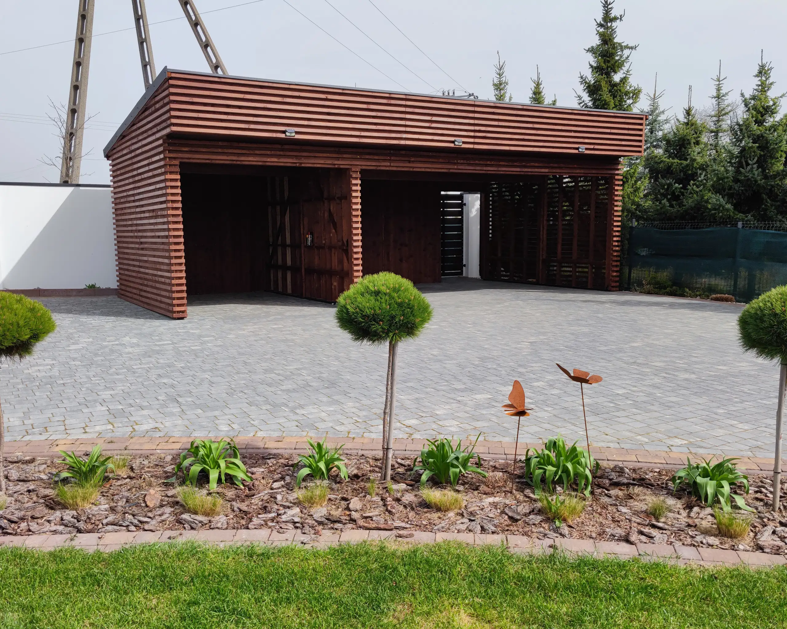 Drewniana wiata Laura 9x5m – Ochrona dla trzech pojazdów