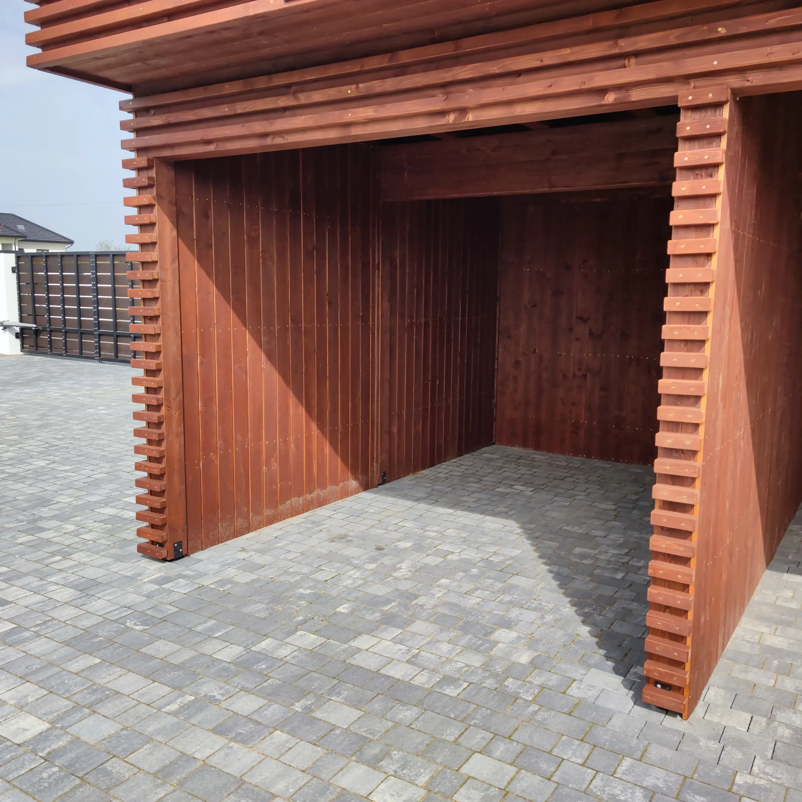 Drewniana wiata Laura 9x5m – Ochrona dla trzech pojazdów