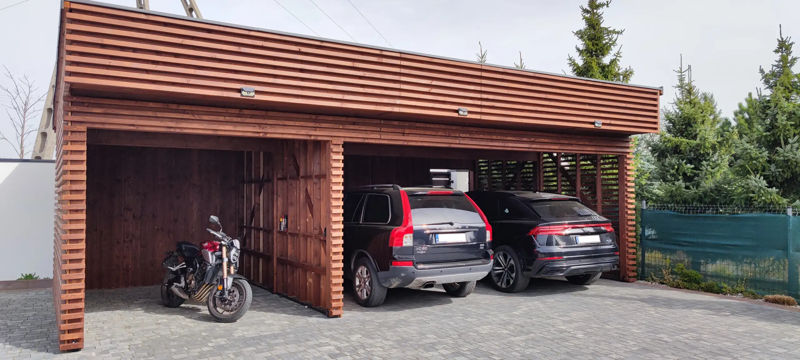 Drewniana wiata Laura 9x5m – Ochrona dla trzech pojazdów