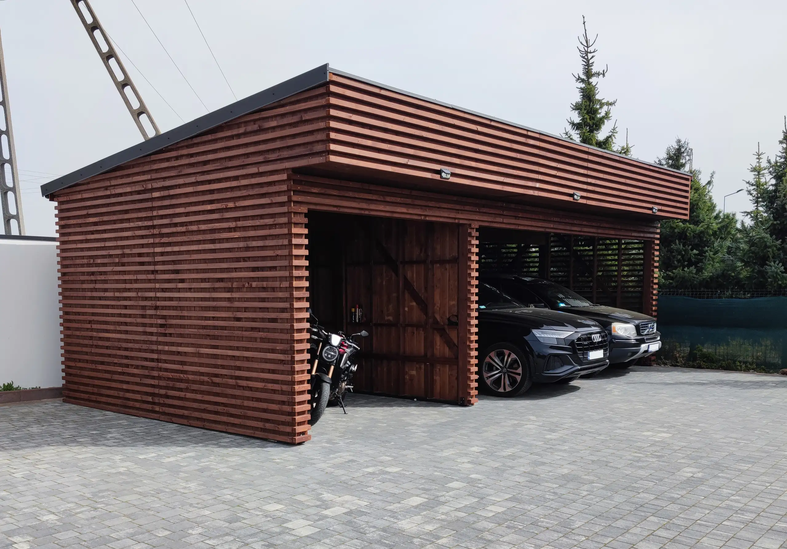 Drewniana wiata Laura 9x5m – Ochrona dla trzech pojazdów