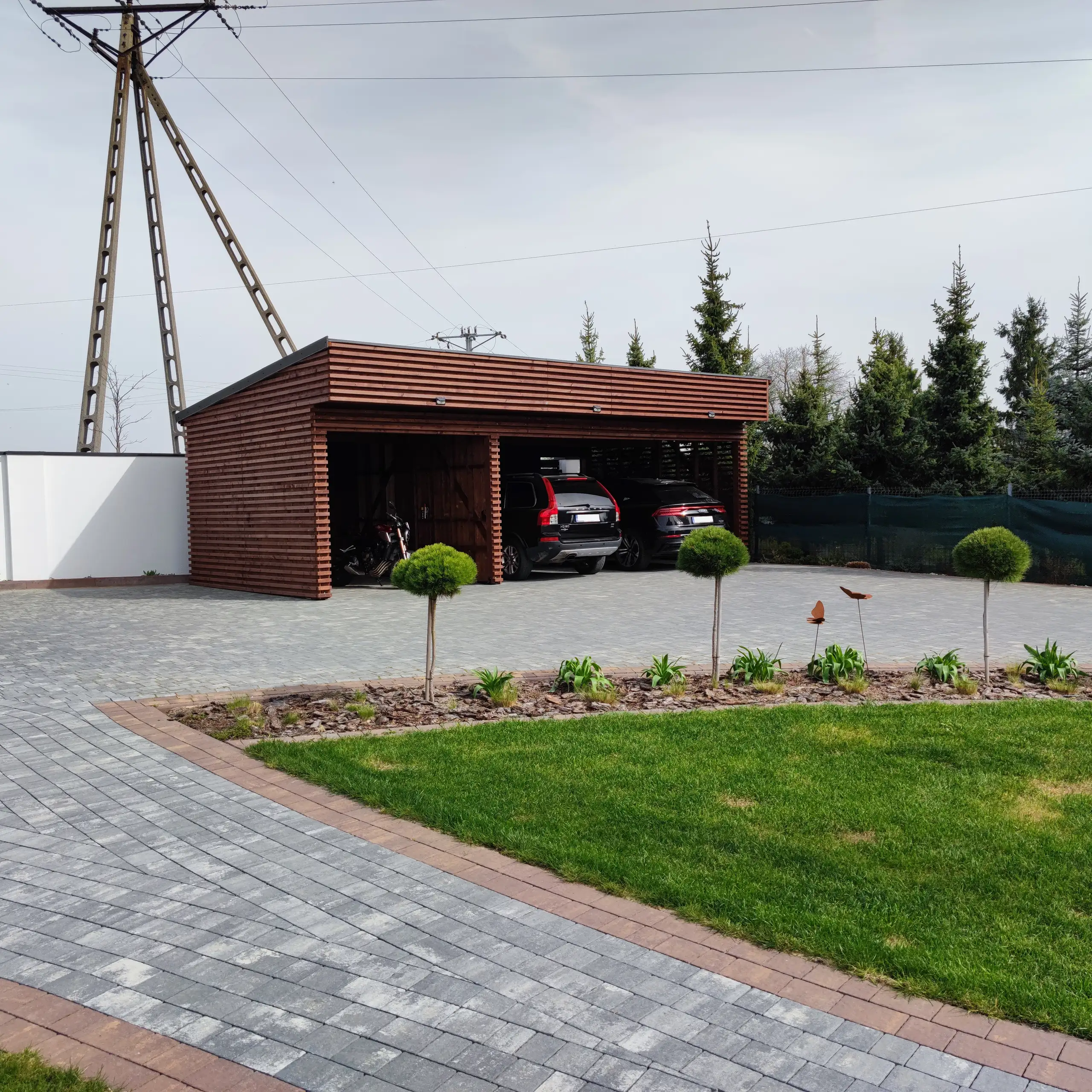 Drewniana wiata Laura 9x5m – Ochrona dla trzech pojazdów