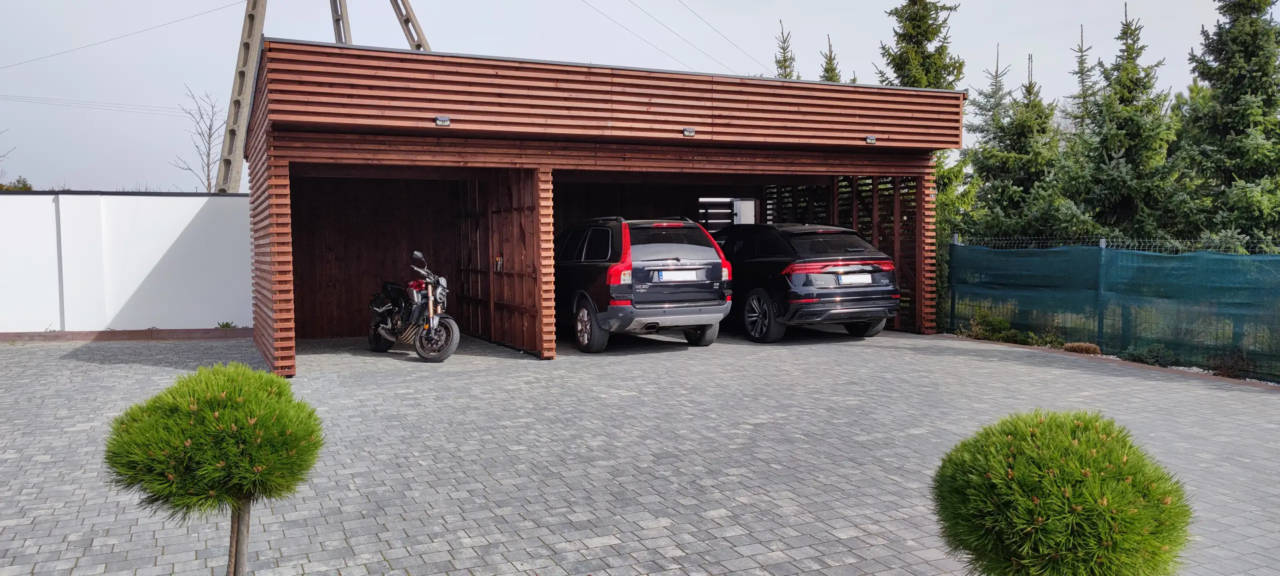 Drewniana wiata Laura 9x5m – Ochrona dla trzech pojazdów