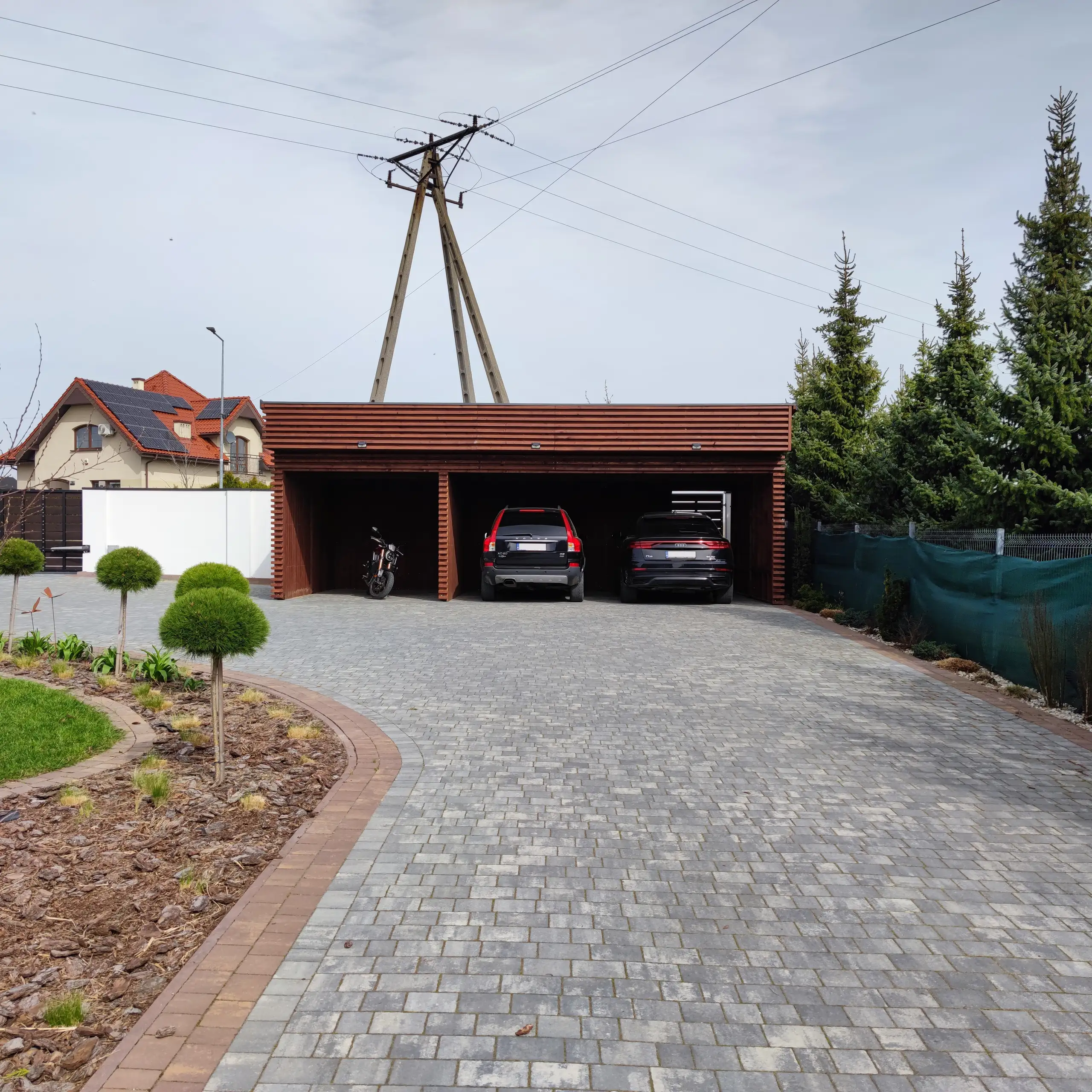 Drewniana wiata Laura 9x5m – Ochrona dla trzech pojazdów