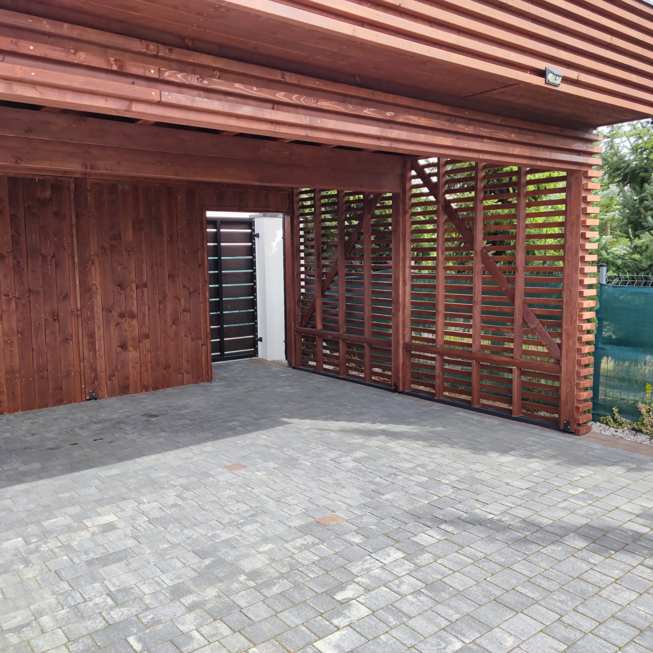 Drewniana wiata Laura 9x5m – Ochrona dla trzech pojazdów