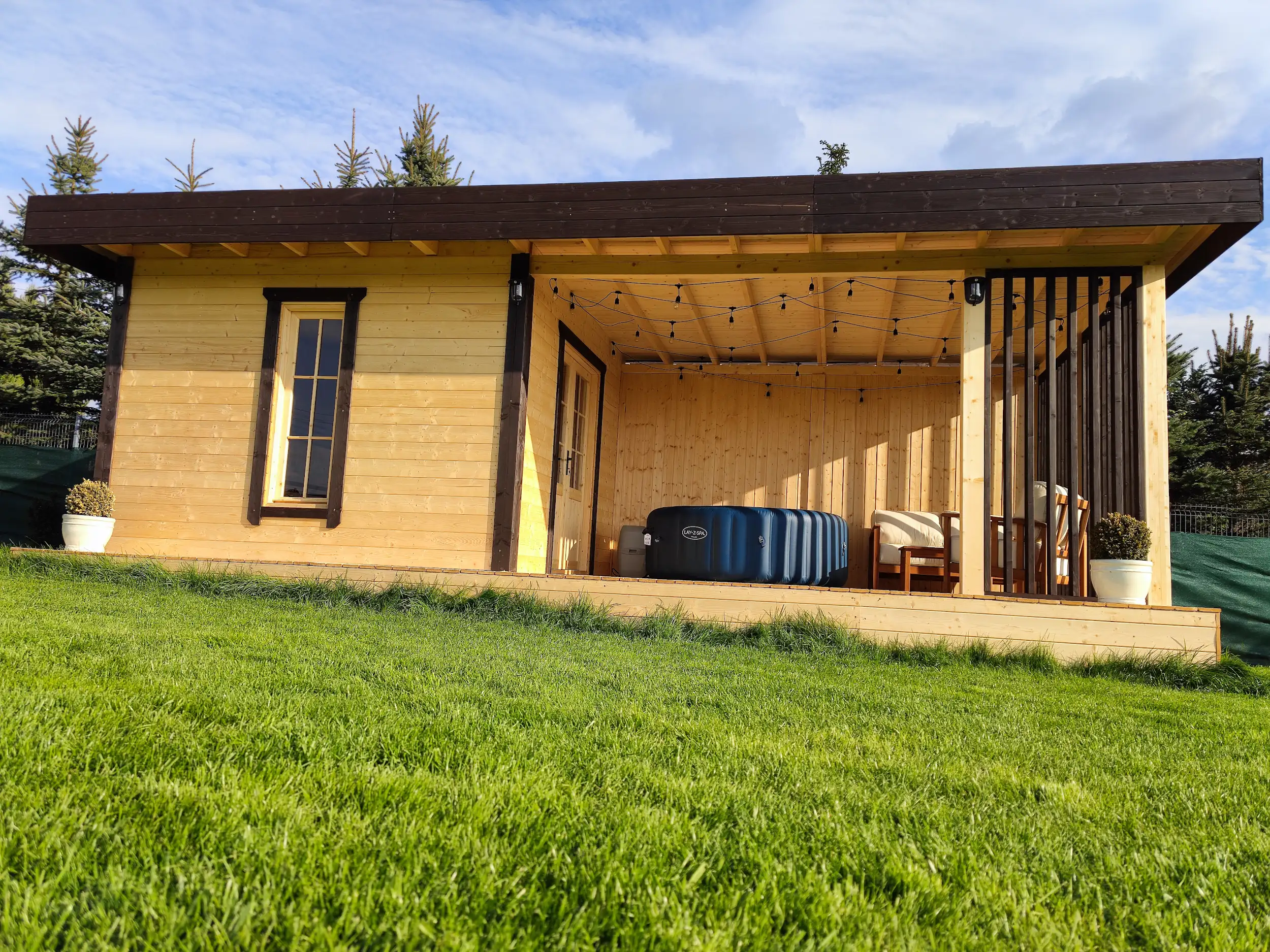 Sauna ogrodowa 8m x 3,5m z przestrzenią wypoczynkową
