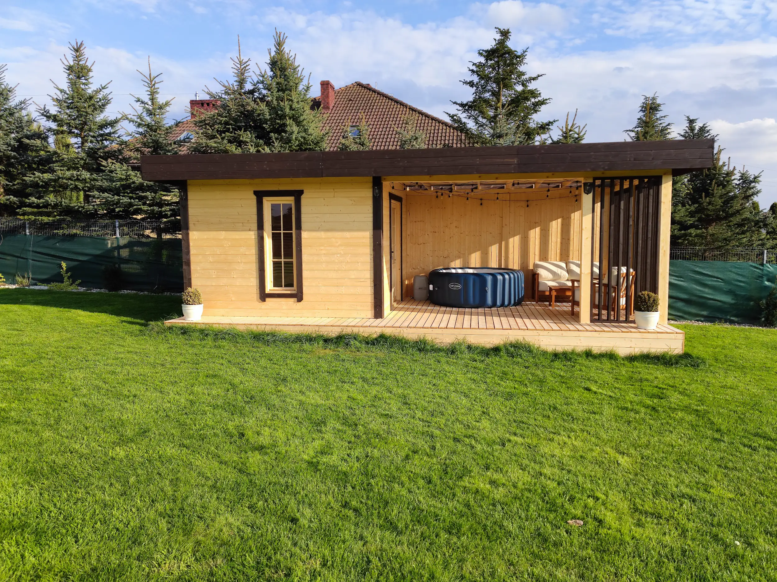 Sauna ogrodowa 8m x 3,5m z przestrzenią wypoczynkową