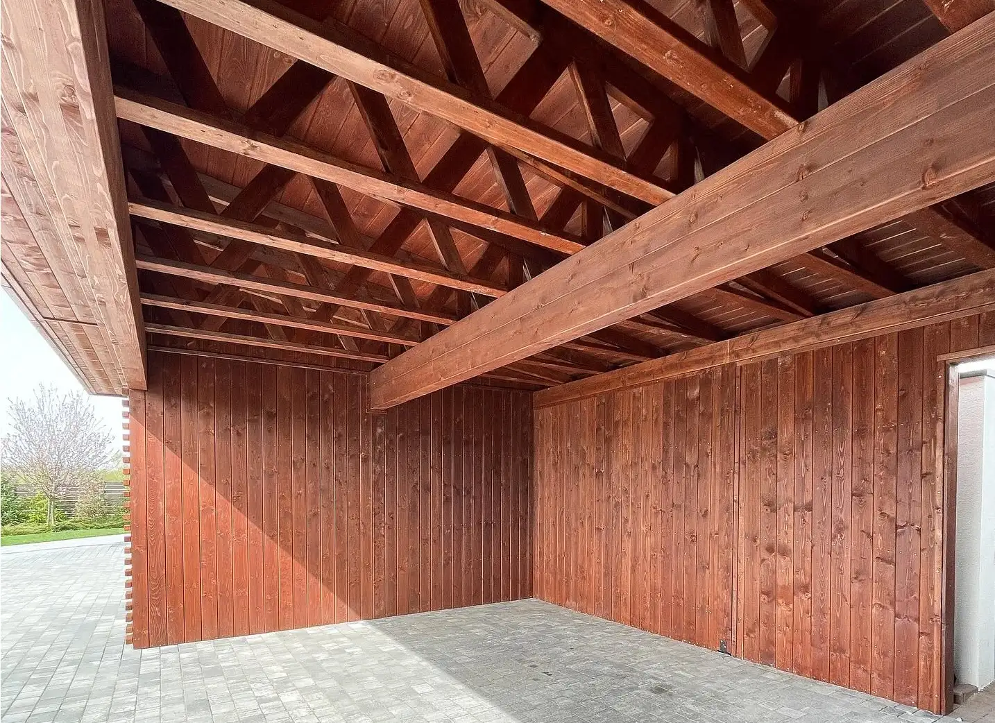 Drewniana wiata Laura 9x5m – Ochrona dla trzech pojazdów