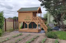 Domek dla dzieci Bolek - 2,8m x 2m z małym placem zabaw - zdjęcie 15