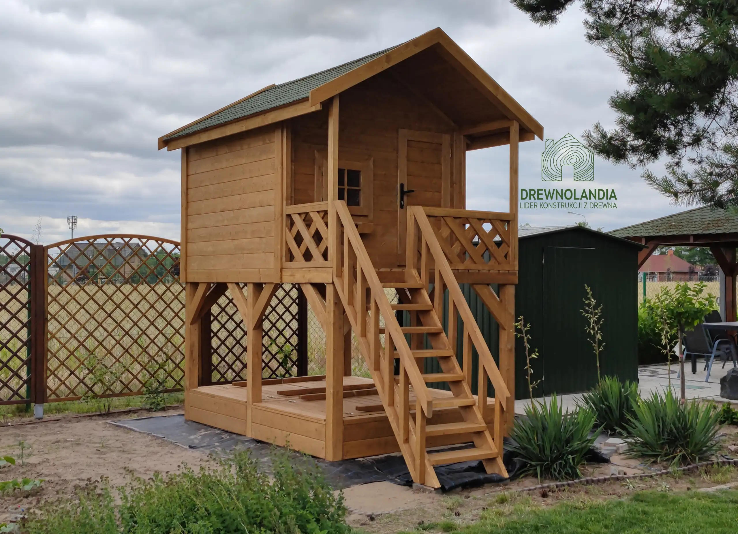 Domek dla dzieci Bolek - 2,8m x 2m z małym placem zabaw