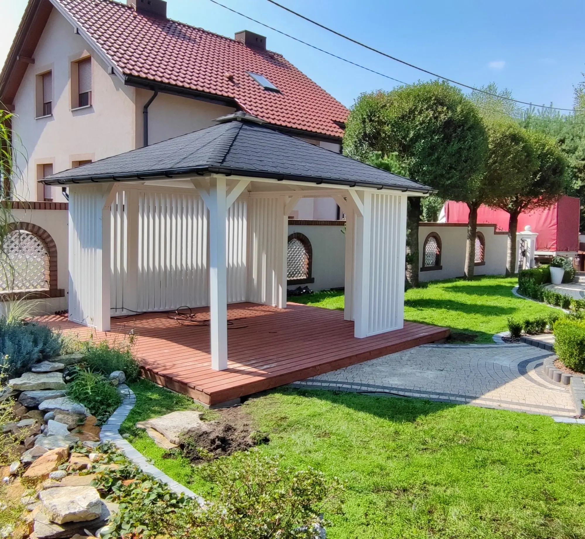 Drewniana altana Nela – biała, idealna na działkę rekreacyjną