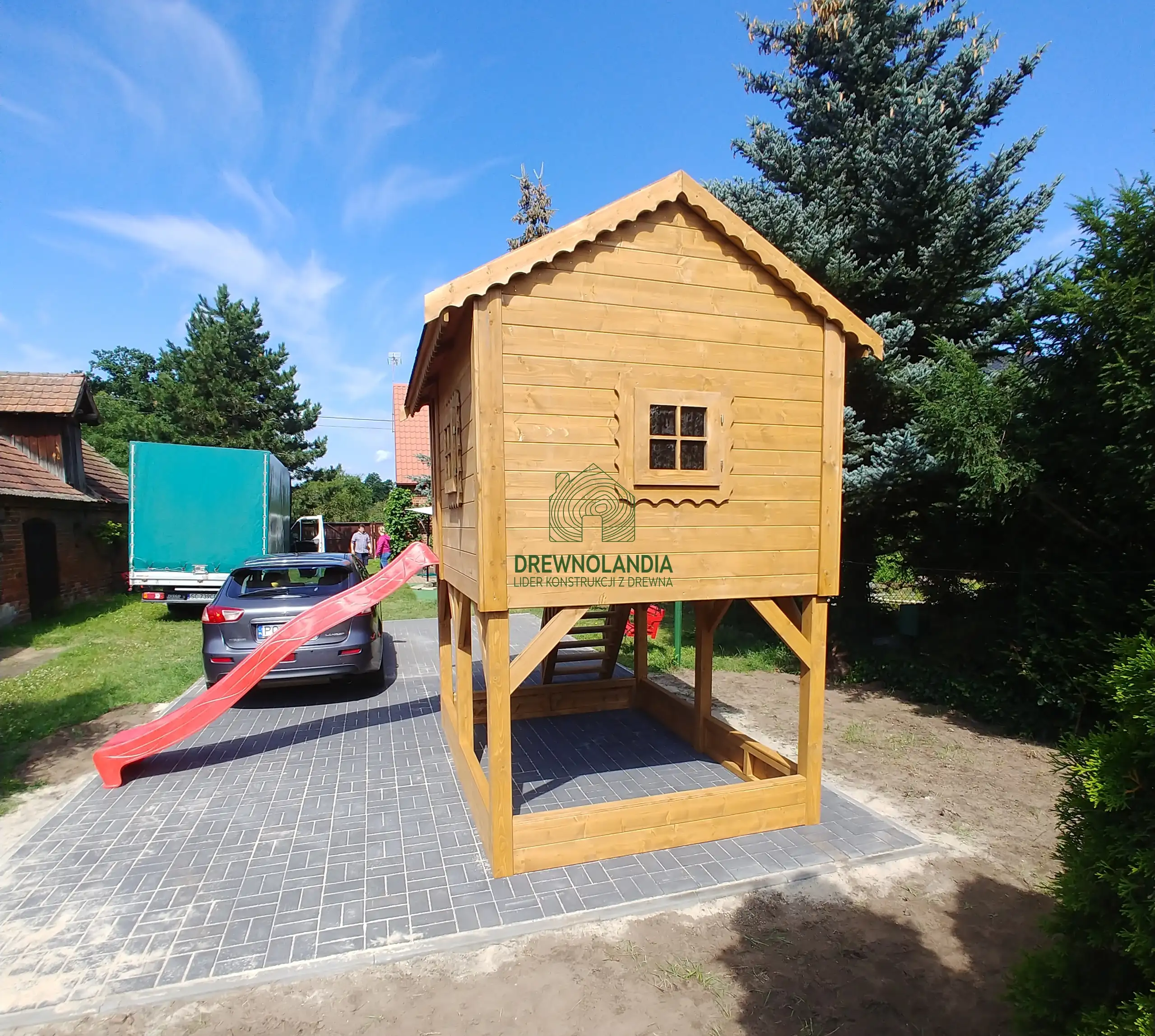 Domek dla dzieci Bolek - 2,8m x 2m z małym placem zabaw