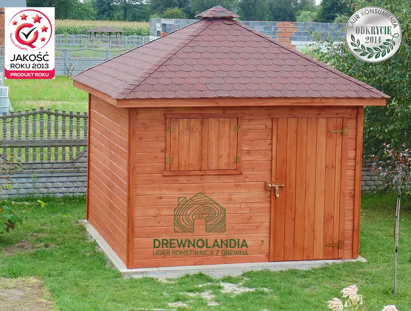 drewutnia z bordowym dachem stojąca przy płocie