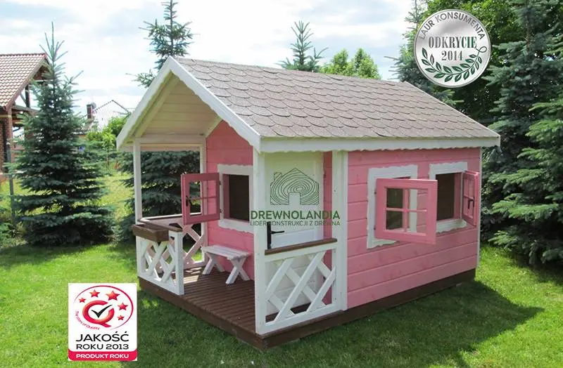 biało różowy domek letniskowy z małym tarasem