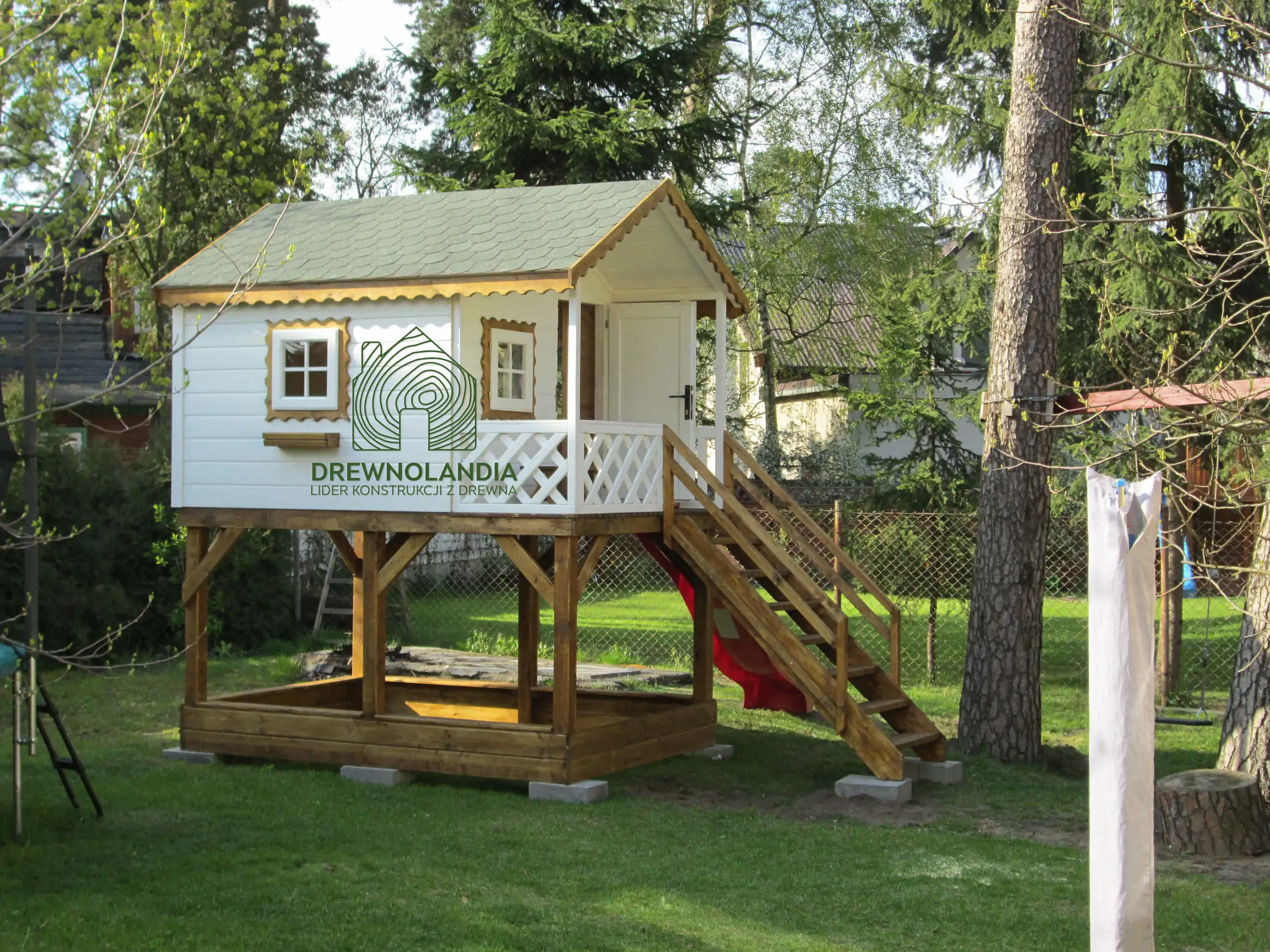 Domek dla dzieci Bolek - 2,8m x 2m z małym placem zabaw