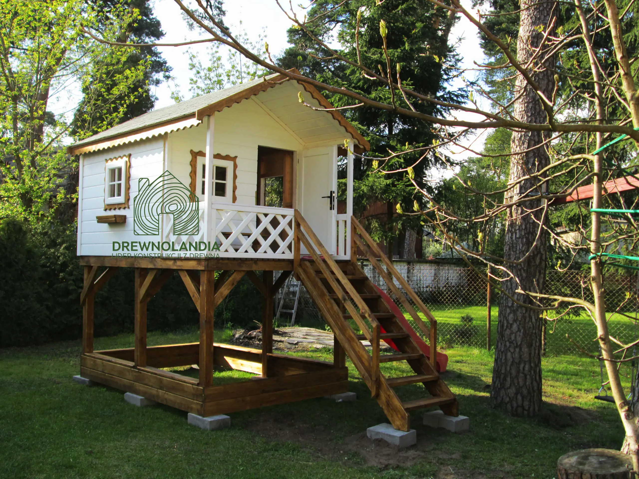 Domek dla dzieci Bolek - 2,8m x 2m z małym placem zabaw