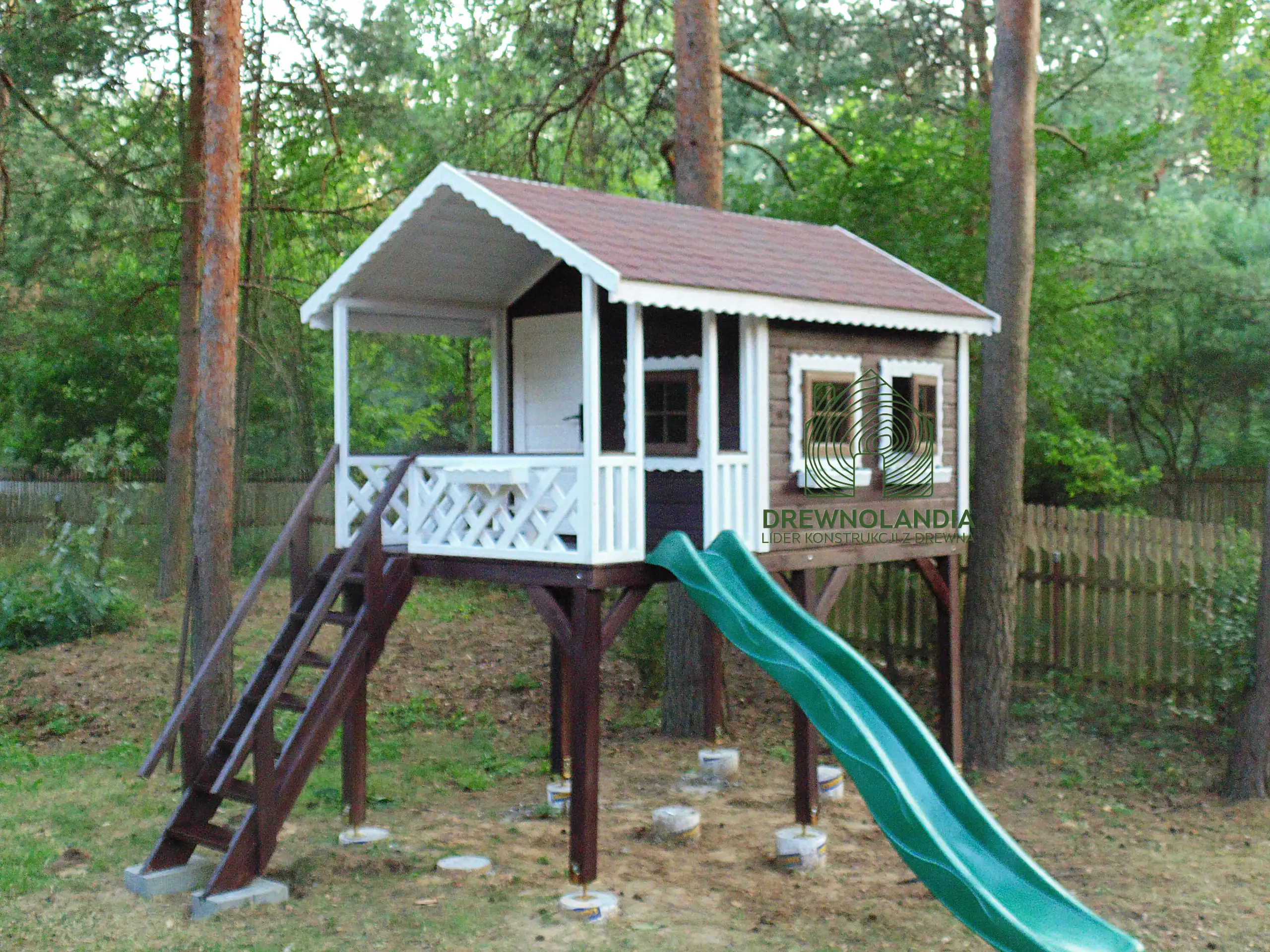 Domek dla dzieci Bolek - 2,8m x 2m z małym placem zabaw