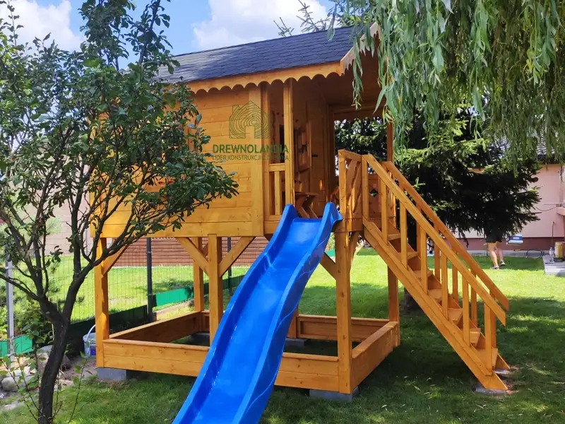 Domek dla dzieci Bolek - 2,8m x 2m z małym placem zabaw