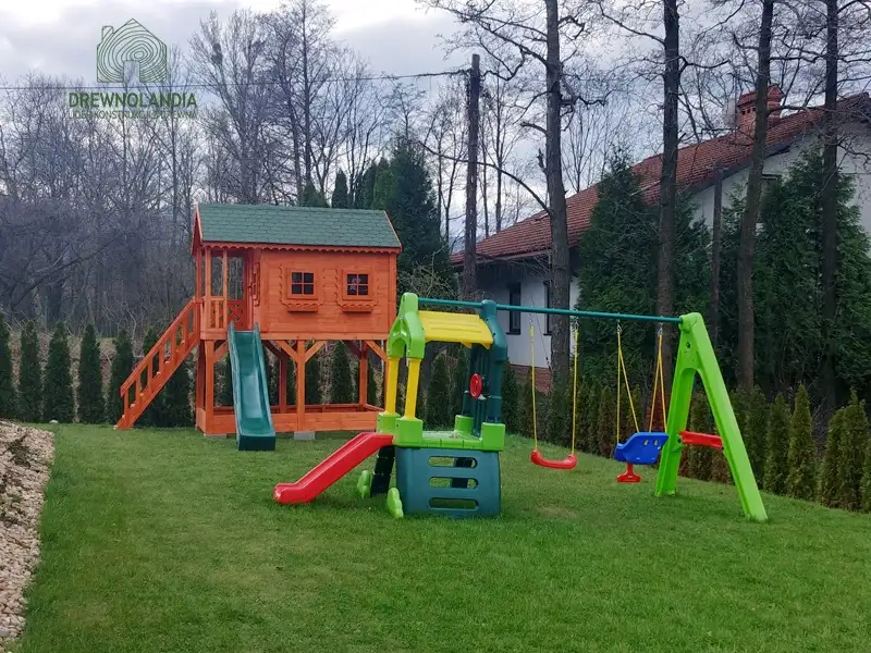 Domek dla dzieci Bolek - 2,8m x 2m z małym placem zabaw