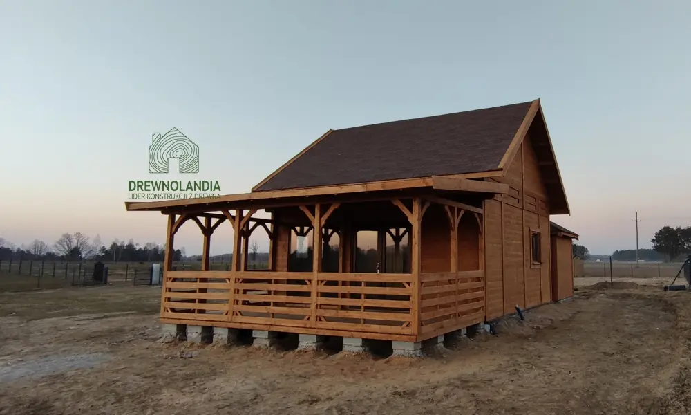 Drewniany domek Albert 7x5m – nowoczesny design z funkcjonalnym tarasem