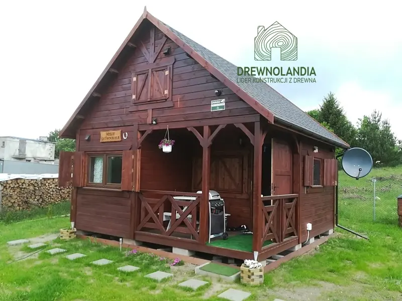 Domek letniskowy z tarasem drewnolandia